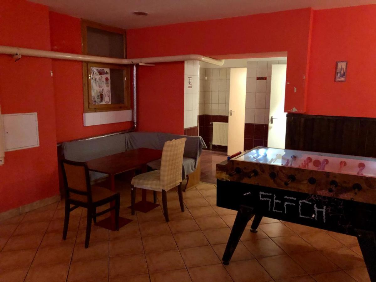 Whole Basement Former Pub3 For Bachelor / Bachelorette Party Boedapest Buitenkant foto